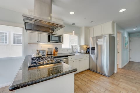 BeachBay GetAway kitchen with stainless steel appliances