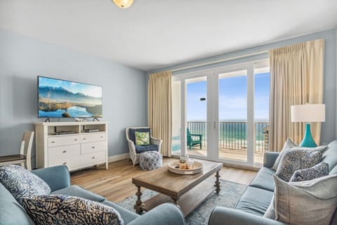 Family and Friends Living Room overlooking the Ocean!