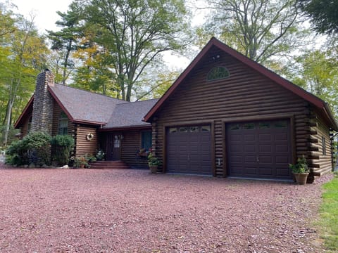 One side of the garage is included in rental. Extra storage for skis, etc..