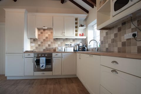 The Old Stables - 3 Bedroom Cottage - Angle (13102)