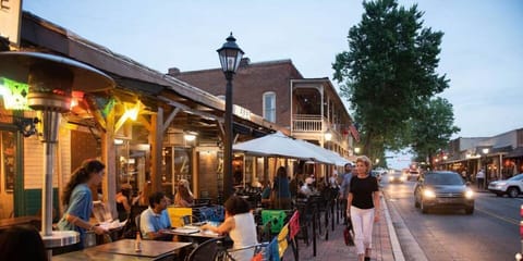 25+ restaurants, bars, live music, shopping venues (walkable)