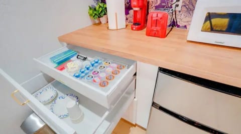 Some coffee, hot chocolate and tea pods are provided.