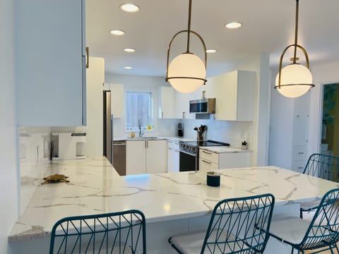 Seating for 4 around peninsula