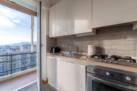 Cozy apartment of 80 square meters, able to accommodate up to 4 people, located on the sixth floor of a building with a lift that can be opened with a key (supplied).The property boasts a panoramic balcony of 7 sqm with awning and a sea view from all roo Apartment in Genoa