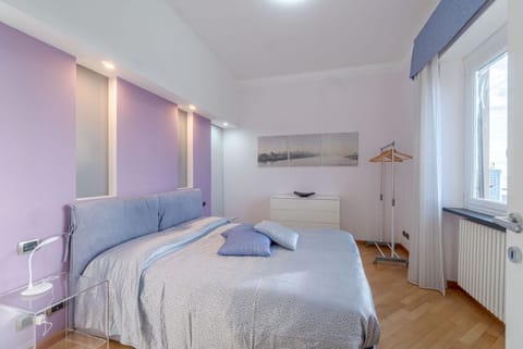 Cozy apartment of 80 square meters, able to accommodate up to 4 people, located on the sixth floor of a building with a lift that can be opened with a key (supplied).The property boasts a panoramic balcony of 7 sqm with awning and a sea view from all roo Apartment in Genoa