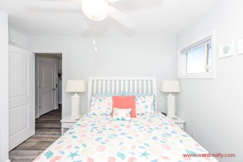 1st Floor Back Bedroom - Queen Bed