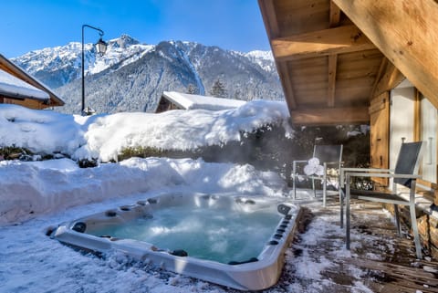Hot tub with Mountain views