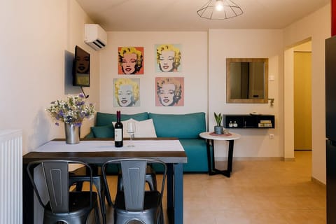 Living room area – Bright and inviting space to relax or dine

