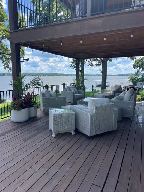 180 degree Lakeside view 