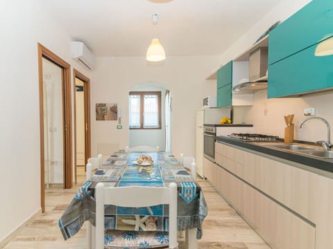 Tap, Property, Cabinetry, Kitchen Sink, Sink, Countertop, Window, Table, Wood, Interior Design