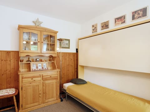Furniture, Property, Cabinetry, Wood, Drawer, Comfort, Floor, Flooring, Shelving, Hardwood