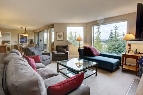 Large comfortable living room with gas fireplace, Mtn views and HD Tv