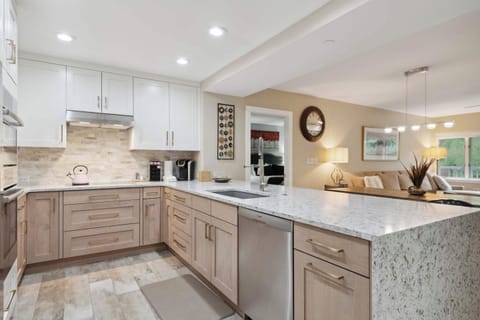 stjamesplace-333-6097_53798417623_o