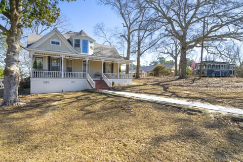 Classic Victorian Style architecture. Walk 3 minutes to downtown Warm Springs.