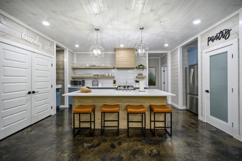 Kitchen: Sleek design with island seating, perfect for culinary creativity and socializing!