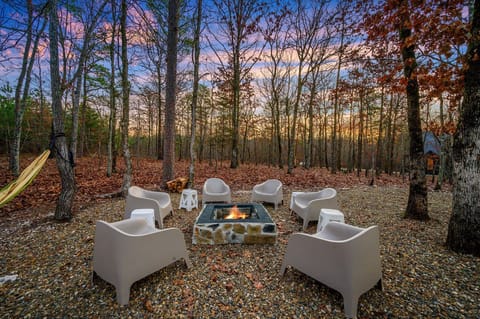 Firepit Retreat: Gather around the fire and enjoy starlit evenings amidst nature's embrace!