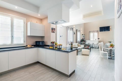 Well equipped contemporary kitchen