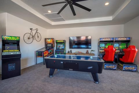 Arcade Paradise at Arcadia Resort! Enjoy EIGHT arcades at this awesome house!