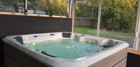 Indoor spa tub