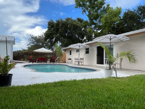 Pool in enclosed backyard. Private and serene for relaxing under the sunshine. 