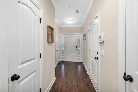 1204 Reserve - Foyer