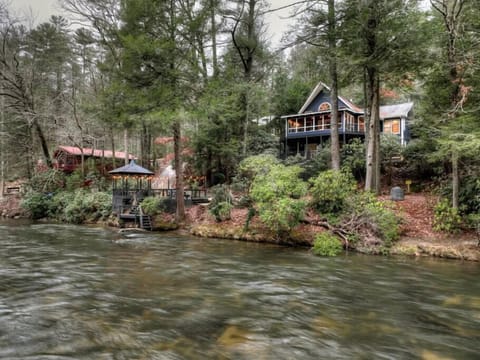 The stunning Riverside Hideaway on the Toccoa River!