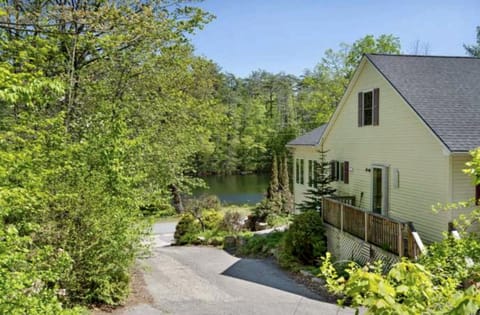 view from top of driveway and upper parking area behind house