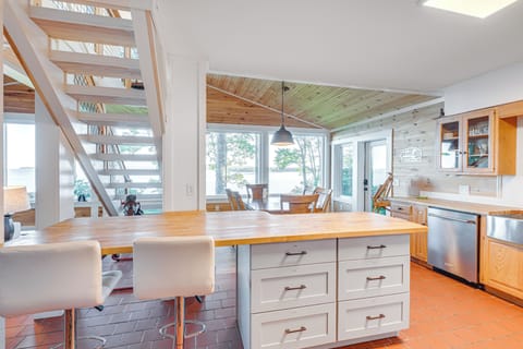 Kitchen | Cooking Basics | Coffee Maker | Paper Towels/Trash Bags Provided