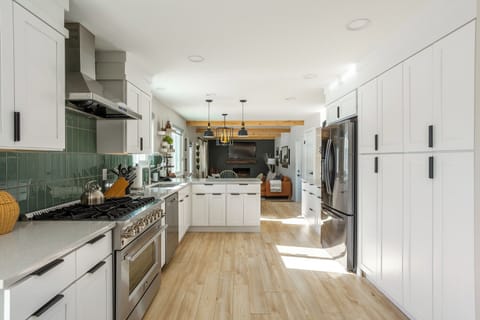 Large kitchen area loaded with all essentials for your cooking/baking needs.
