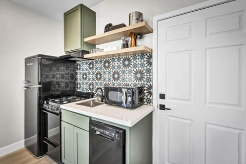 MasterChef or microwave pro? Either way, this kitchen has you covered!