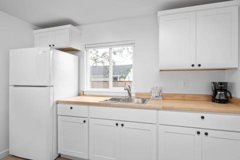 I had the perfect weekend getaway here with our dog. Everything was clean and check in was very easy. The beach is directly across the street -Hailey