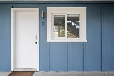 "Very clean, perfect for a couple. We definitely enjoyed this spot being very centralized and so close to the beach!" - Adam