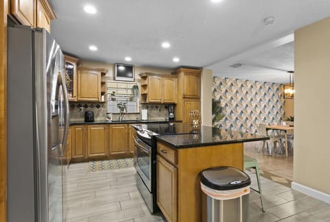 Fully-equipped kitchen with state-of-the-art appliances! Have breakfast at the centralized kitchen island or a gourmet meal at the dining table!