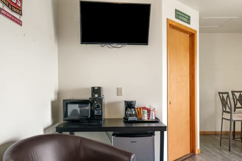 Microwave, coffee, toaster & mini fridge!