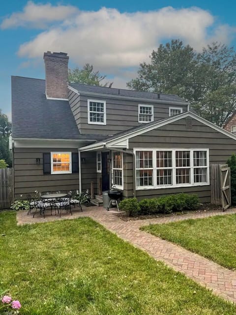 Welcome to our cottage in the beautiful historic Sunnymede Neighborhood.