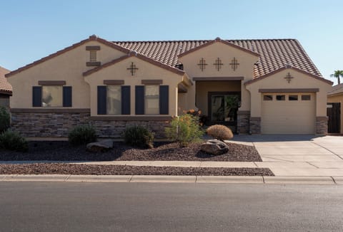 Beautiful home on a quiet street.Walking distance to park and frisbee golf.