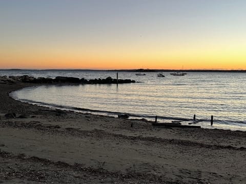 Ed's beach - 3-4 min walk, great sunrise and sunset opportunities. Shellfishing!