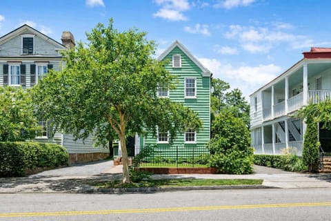 Welcome to your Downtown Charleston rental! Exterior of the home. You will be within walking distance to endless restaurants, shops and bars! 