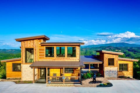 Mimosa Sunrise is a newly-built cabin with great indoor and outdoor features!