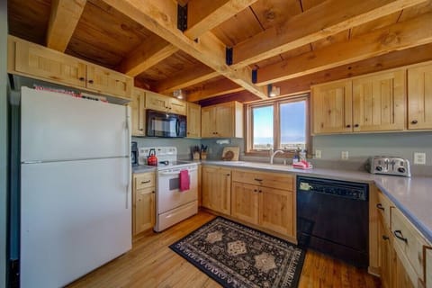 Nice open kitchen with lots of counter space.