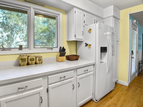 Galley kitchen has all you need to eat, drink, and enjoy! Galley kitchen has all you need to eat, drink, and enjoy! 