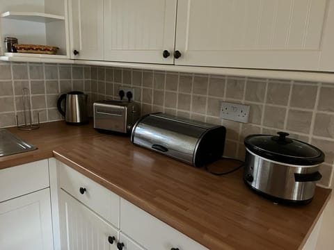 Kettle, toaster, breadbin & slow cooker
