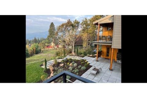 Outdoor sauna included in rental.. Upstairs deck is not included in the rental.