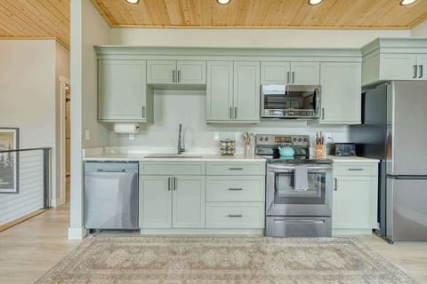 Fully stocked kitchen. We provide all utensils and cookware. We also provide spices but you'll want to bring condiments and any other refrigerated items. 