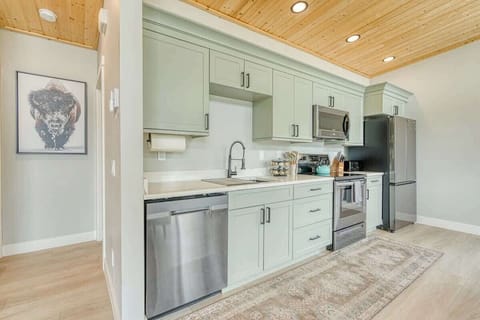 Fully stocked kitchen. We provide all utensils and cookware. We also provide spices but you'll want to bring condiments and any other refrigerated items. 