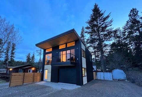 Two blocks from the lake, 14 miles from Blacktail Ski Hill and 55 Minutes from Glacier National Park! 