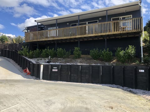 Bach, Shared drive way onto property.