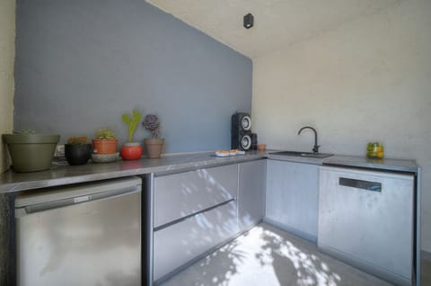 Fully equipped summer kitchen