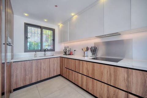 Kitchen - fridge, dishwasher, stove , oven, microwave