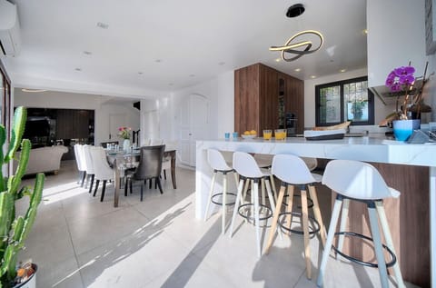 Kitchen bar for 6 people